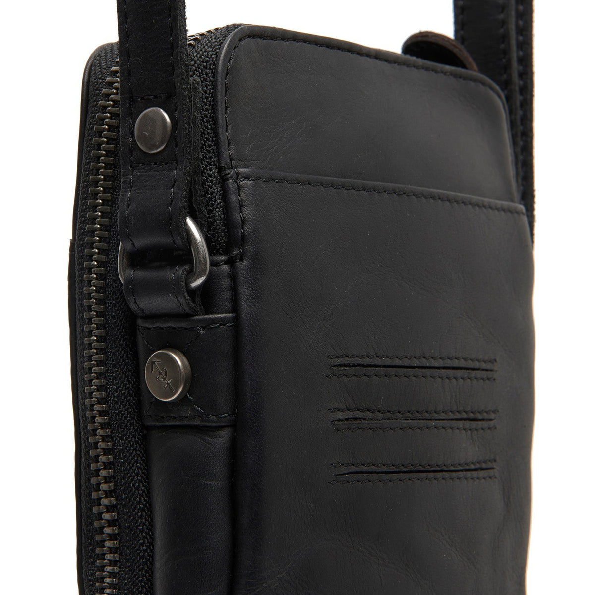 
Alesund Vollnarbenleder Phone Bag - Seitenansicht mit ergonomischem Ärmelschnitt & sportlicher Passform