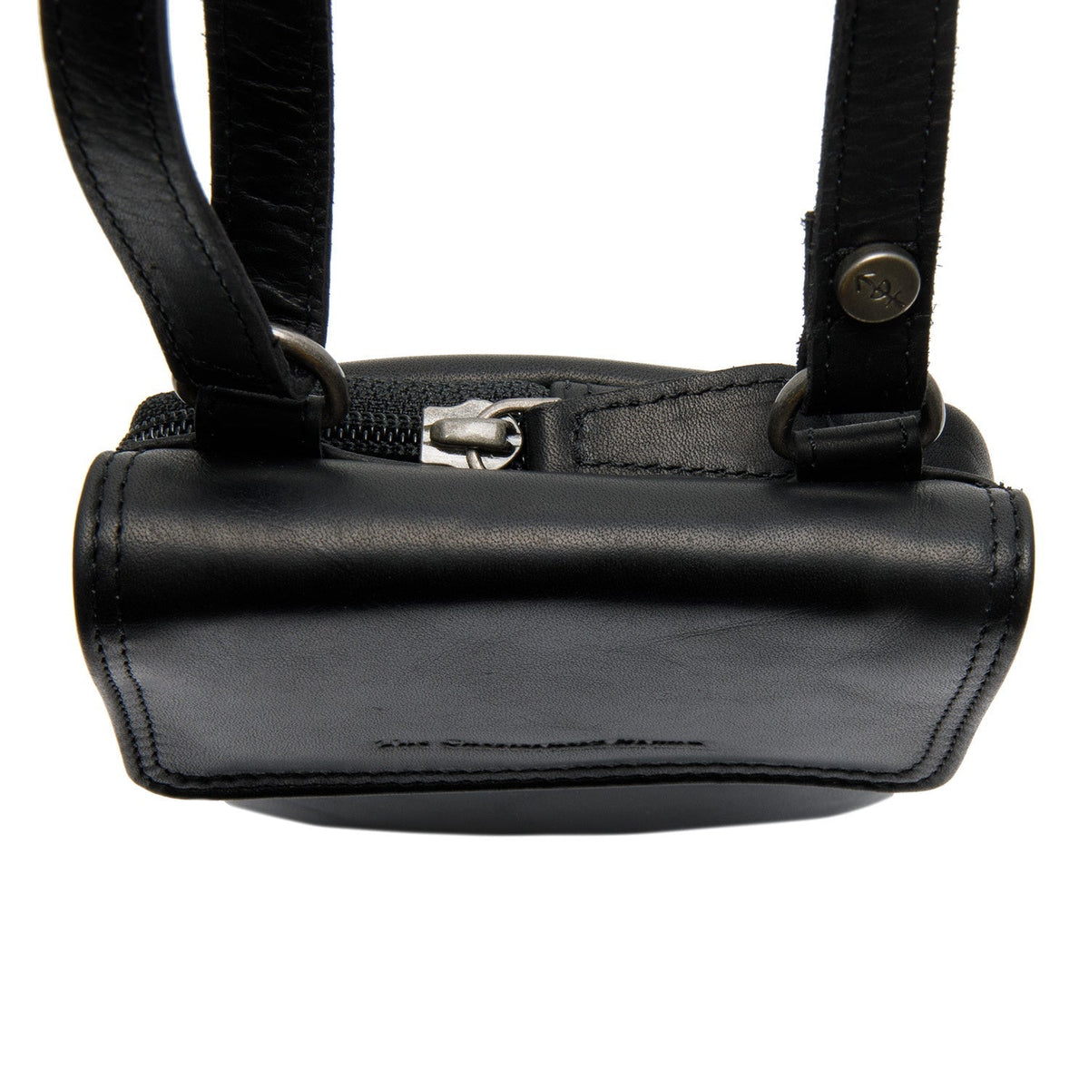 
Detailansicht of Classic Collar & Heavy-Duty Zipper Hardware on Langley Vollnarbenleder Phone Bag