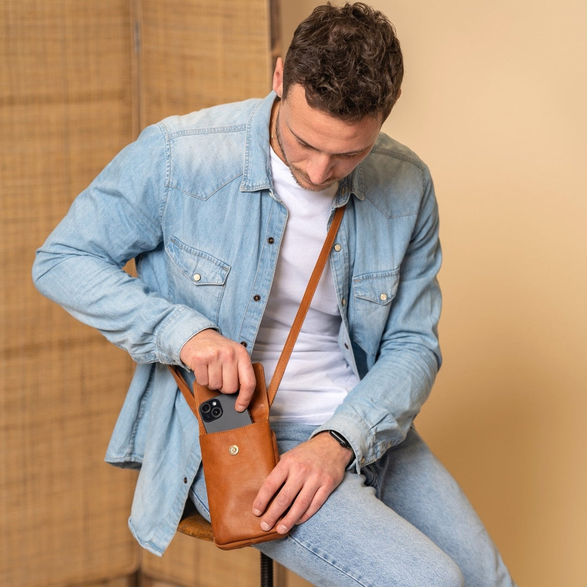 
Langley Vollnarbenleder Phone Bag – alternate product view 3