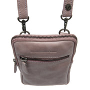 Detailansicht of Classic Collar &amp; Heavy-Duty Zipper Hardware on Salta Full-Grain Leather Phone Bag für Damen