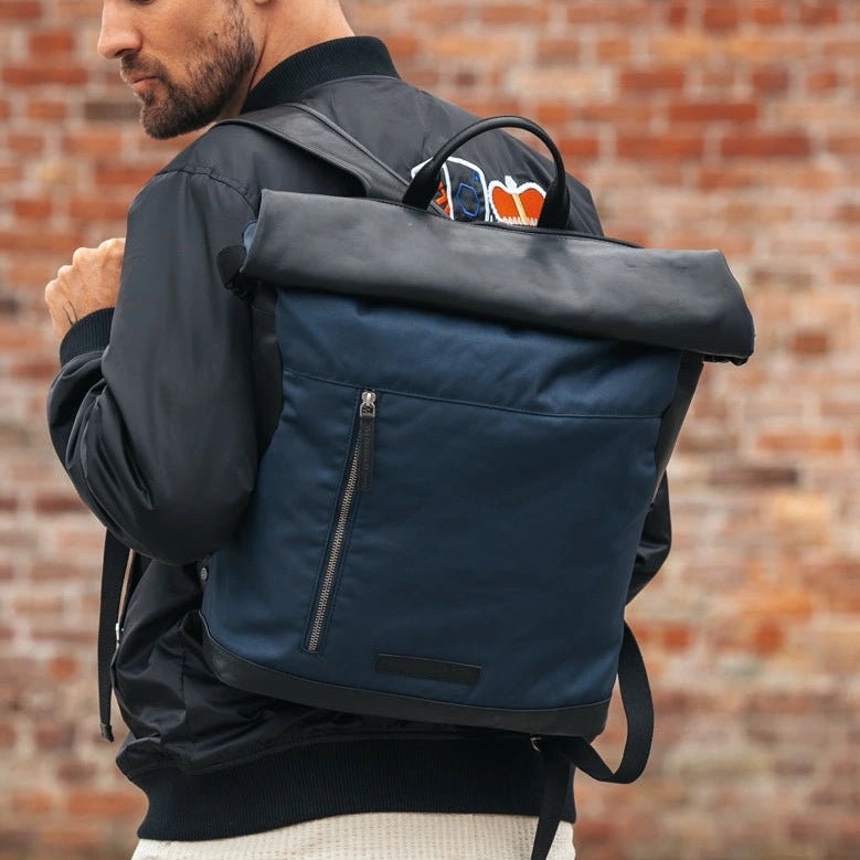 Bornholm Full-Grain Leather Roll-top Backpack für Damen – Zusätzliche Produktansicht 2