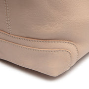 Solid Antique Brass Hardware &amp; Heavy-Duty Dual Zipper Detail on Astero Full-Grain Leather Shoulder Bag für Damen