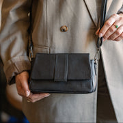 
Classic 100% Full-Grain leather Bag - Rückansicht mit verstärkten Lederträgern & handwerklichen Nähten