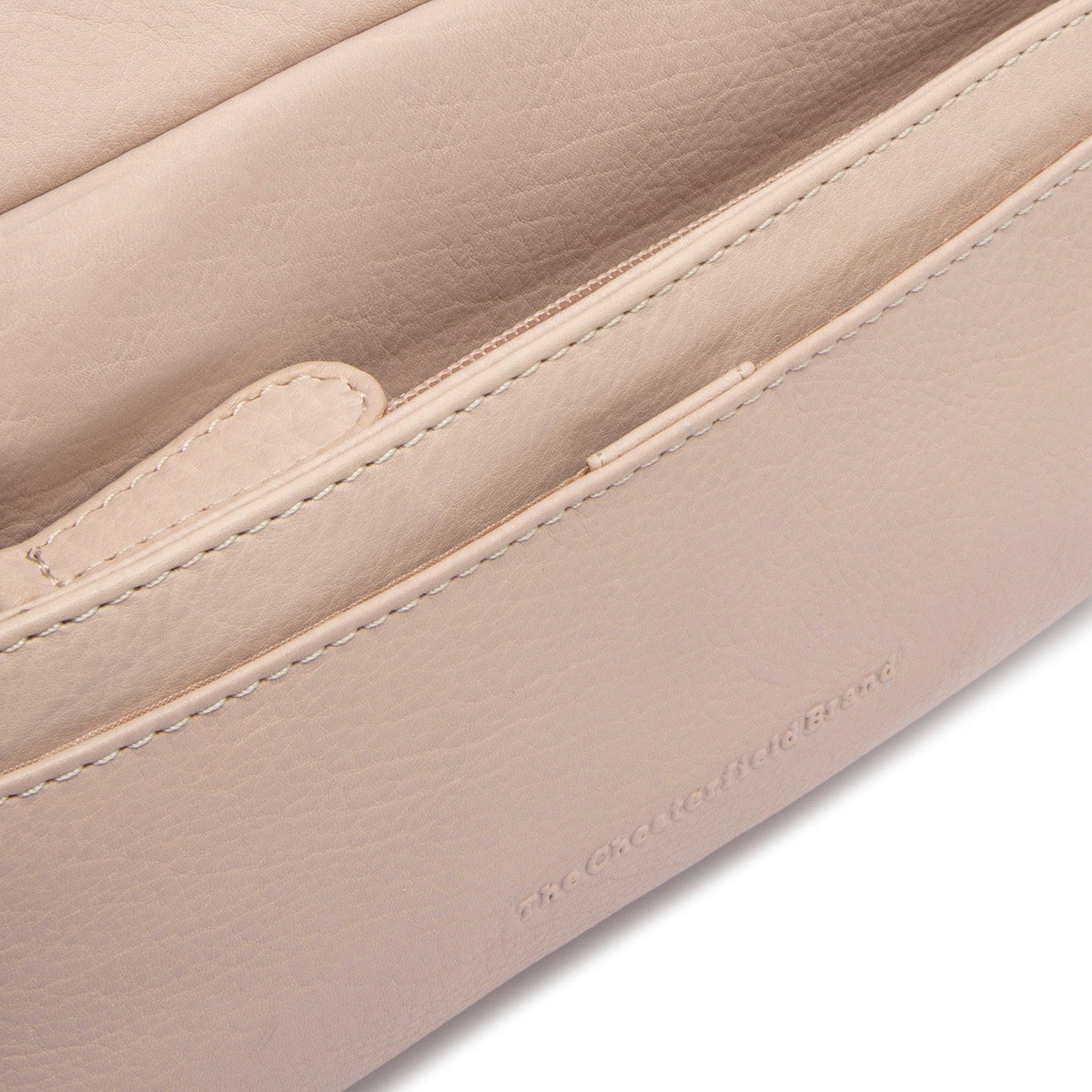 
Solid Antique Brass Hardware & Heavy-Duty Dual Zipper Detail on Liora Vollnarbenleder-Schultertasche