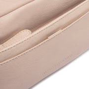 
Solid Antique Brass Hardware & Heavy-Duty Dual Zipper Detail on Liora Vollnarbenleder-Schultertasche