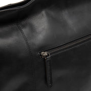 
Zira Vollnarbenleder-Schultertasche - Strukturierte Seitenansicht mit Faltentiefe & Erweiterungsvolumen