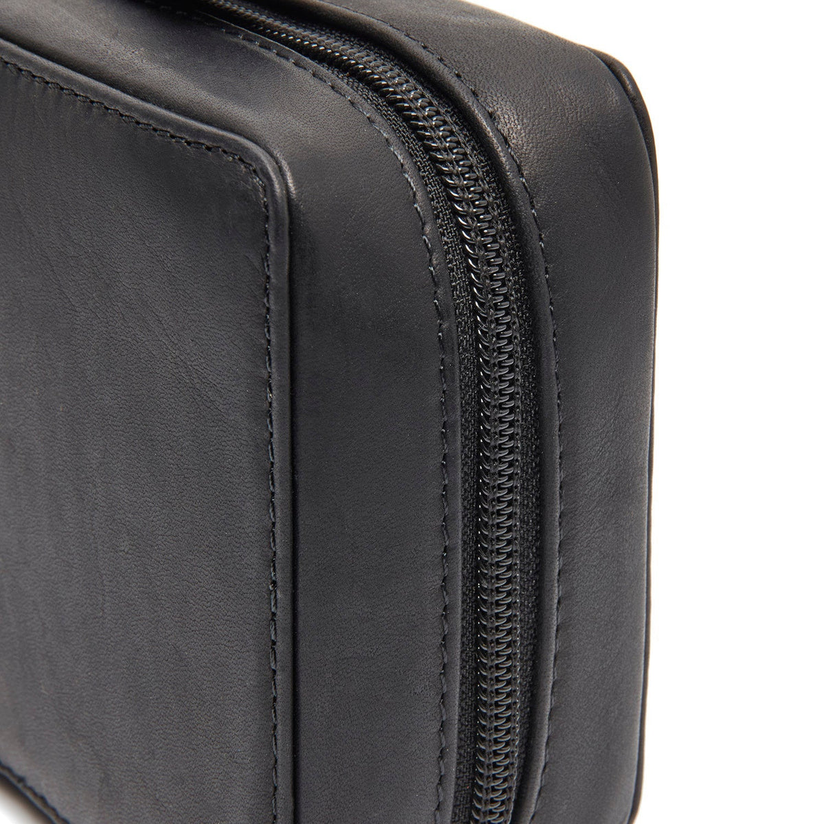 Detailansicht of Classic Collar &amp; Heavy-Duty Zipper Hardware on Leather Tech-Organizer Ardan für Damen
