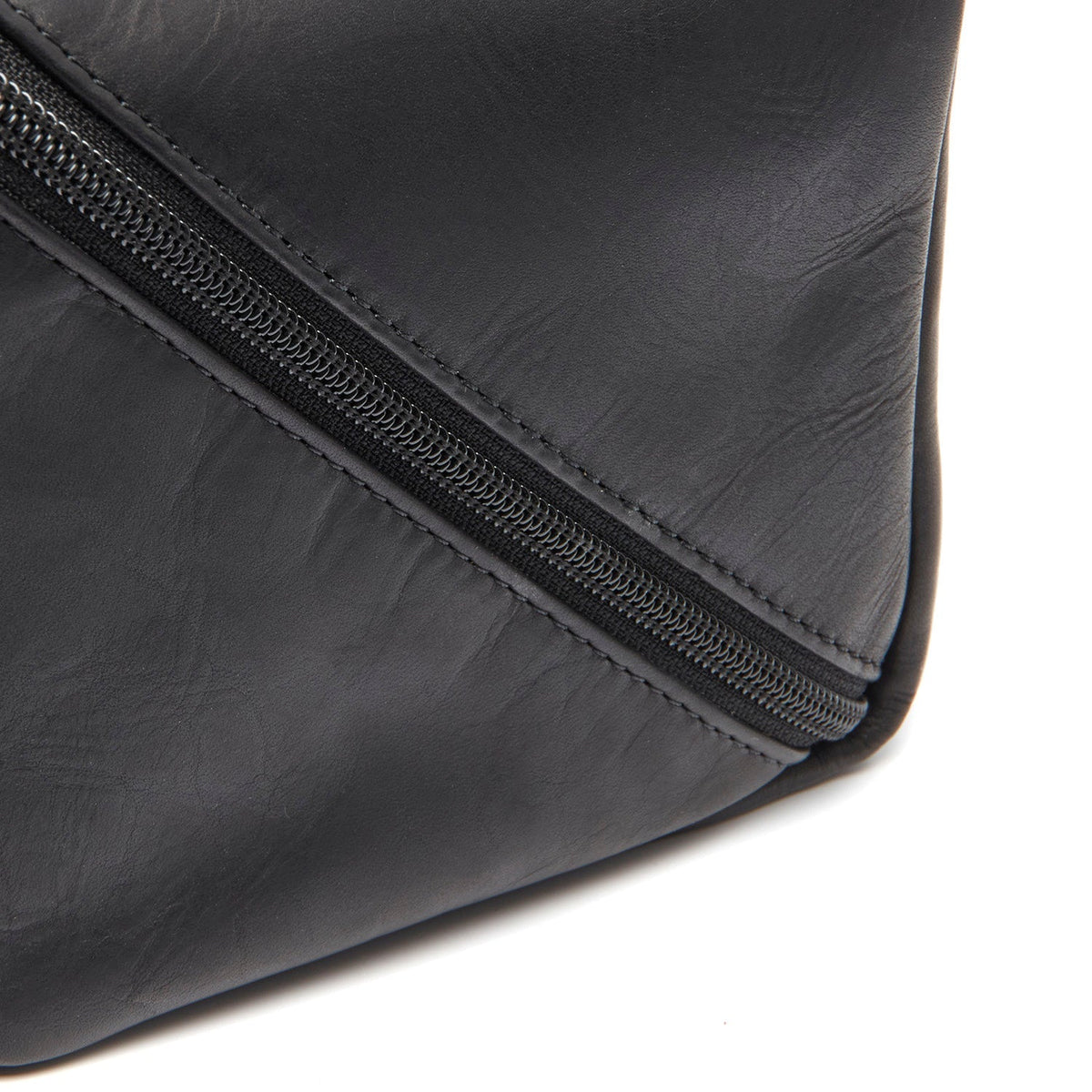 Detailansicht of Classic Collar &amp; Heavy-Duty Zipper Hardware on Elmia Full-Grain Leather Toiletry Bag für Damen
