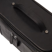 Detailansicht of Classic Collar &amp; Heavy-Duty Zipper Hardware on Limone Full-Grain Leather Toiletry Bag für Damen