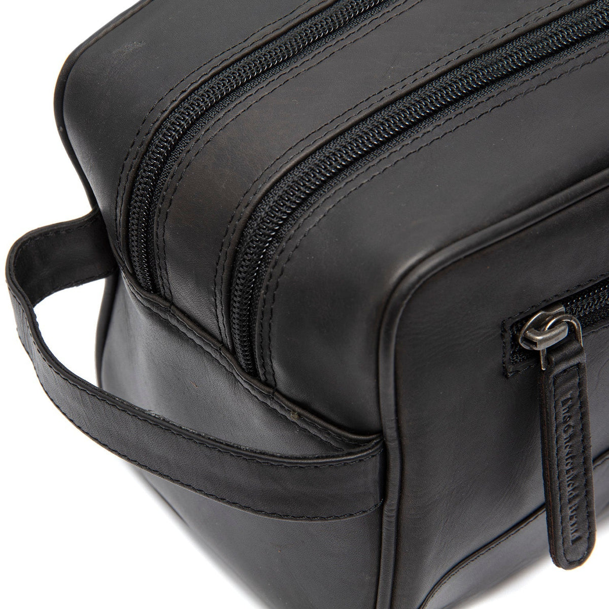 Detailansicht of Classic Collar &amp; Heavy-Duty Zipper Hardware on Stacey Full-Grain Leather Toiletry Bag für Damen