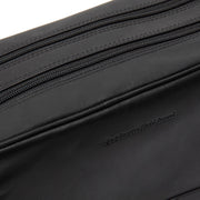 Detailansicht of Classic Collar &amp; Heavy-Duty Zipper Hardware on Stefan Full-Grain Leather Toiletry Bag für Damen