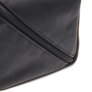 Detailansicht of Classic Collar &amp; Heavy-Duty Zipper Hardware on Trevia Full-Grain Leather Toiletry Bag für Damen