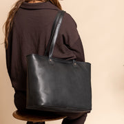 
Tan 100% Full-Grain leather Bag - Rückansicht mit verstärkten Lederträgern & handwerklichen Nähten
