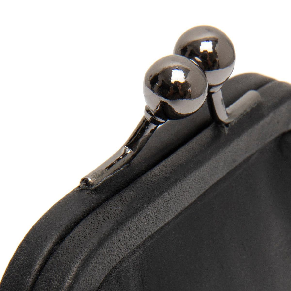 
Solid Antique Brass Hardware & Heavy-Duty Dual Zipper Detail on Calvia Vollnarbenleder-Geldbörse