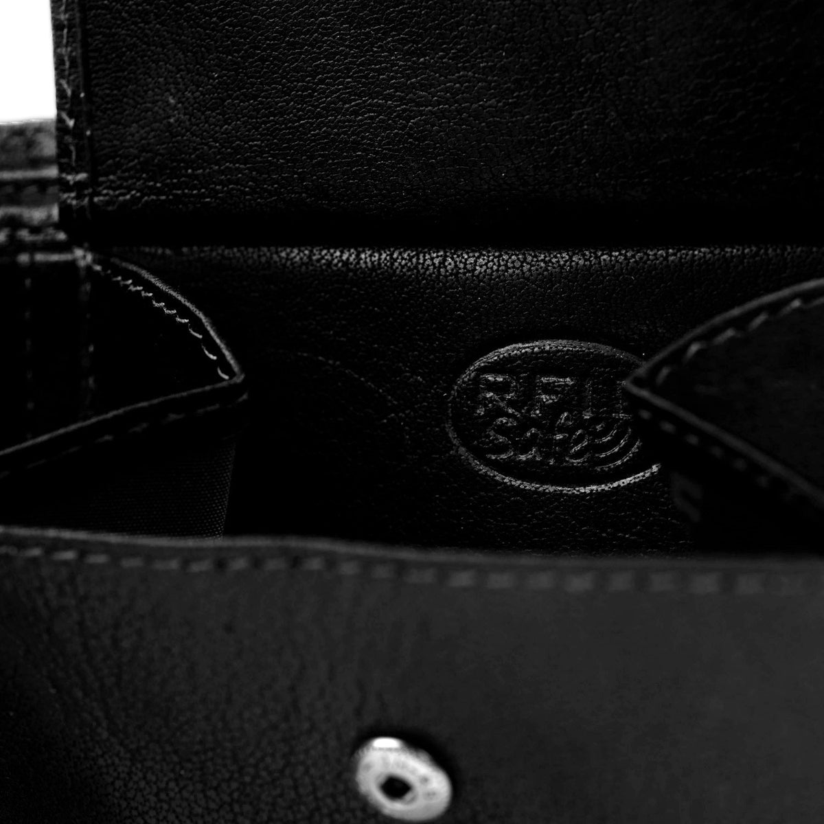Solid Antique Brass Hardware &amp; Heavy-Duty Dual Zipper Detail on Harlem Full-Grain Ledergeldbörse für Herren
