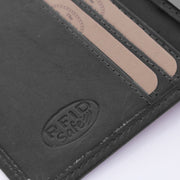 
Solid Antique Brass Hardware & Heavy-Duty Dual Zipper Detail on Hereford Vollnarbenleder-Geldbörse