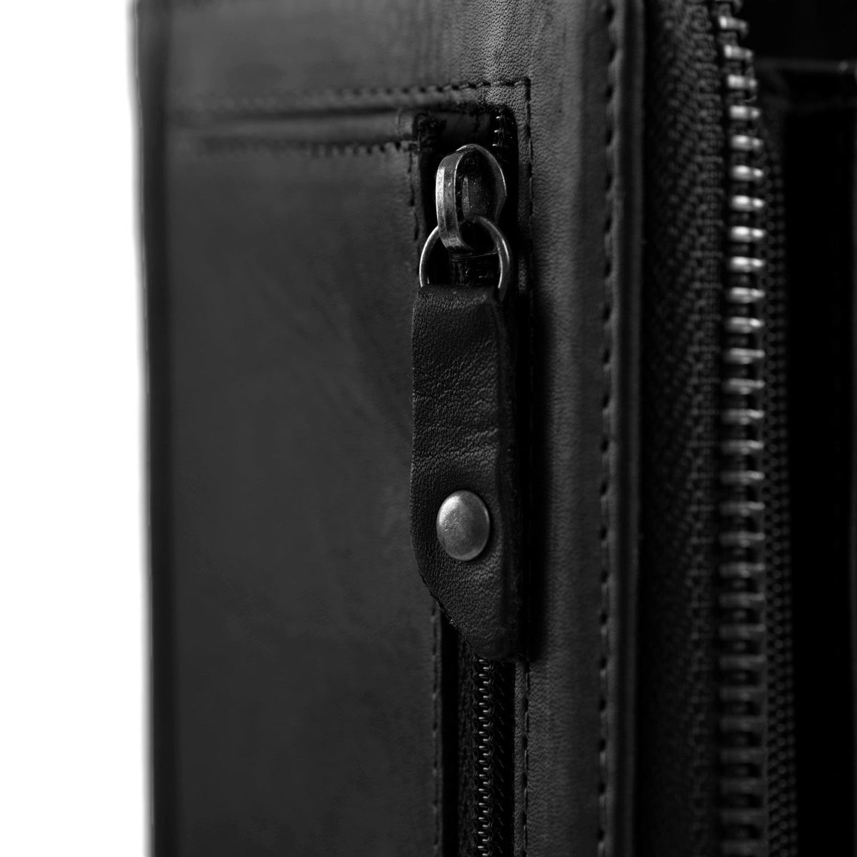 Solid Antique Brass Hardware &amp; Heavy-Duty Dual Zipper Detail on Nova Full-Grain Ledergeldbörse für Damen
