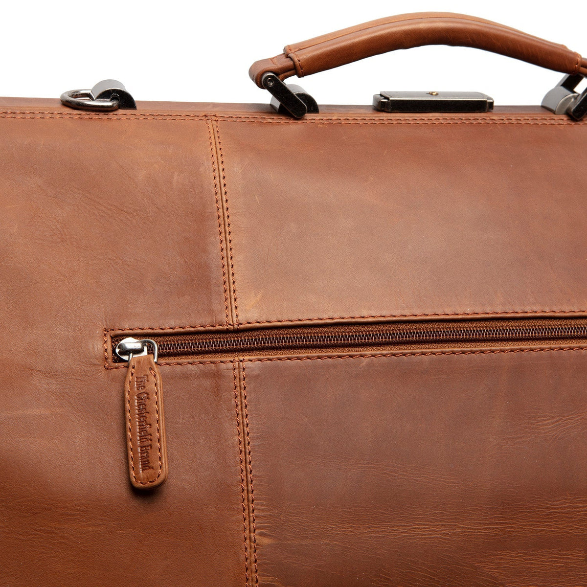Solid Antique Brass Hardware &amp; Heavy-Duty Dual Zipper Detail on Corfu Full-Grain Leather Weekender Bag für Damen