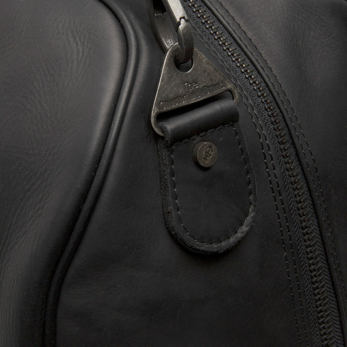 Solid Antique Brass Hardware &amp; Heavy-Duty Dual Zipper Detail on William Full-Grain Leather Weekender Bag für Damen