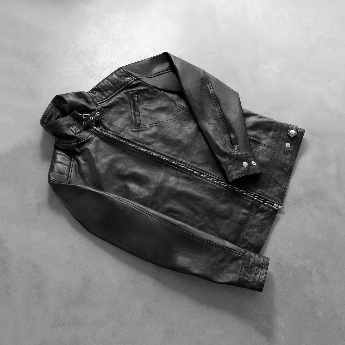 Styled Fit Perspective of Men's Legacy Schwarz Leder-Bikerjacke für Herren on Model - Natural Daylight Drape