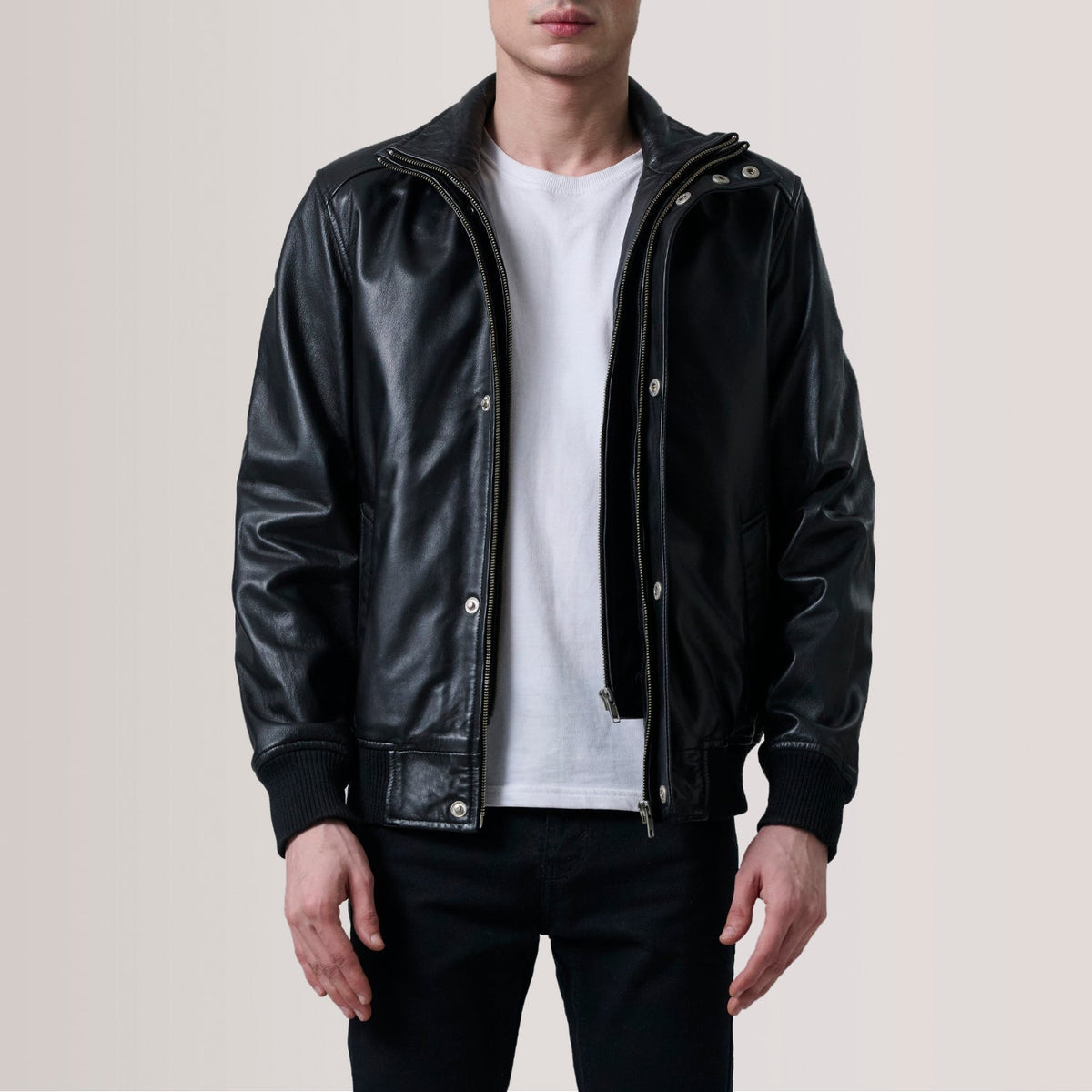 
Lester Braun Suede Leder-Bomberjacke für Herren For Men in Brown Goatskin Suede - Vorderansicht & maßgeschneiderte Silhouette | Online Kaufen