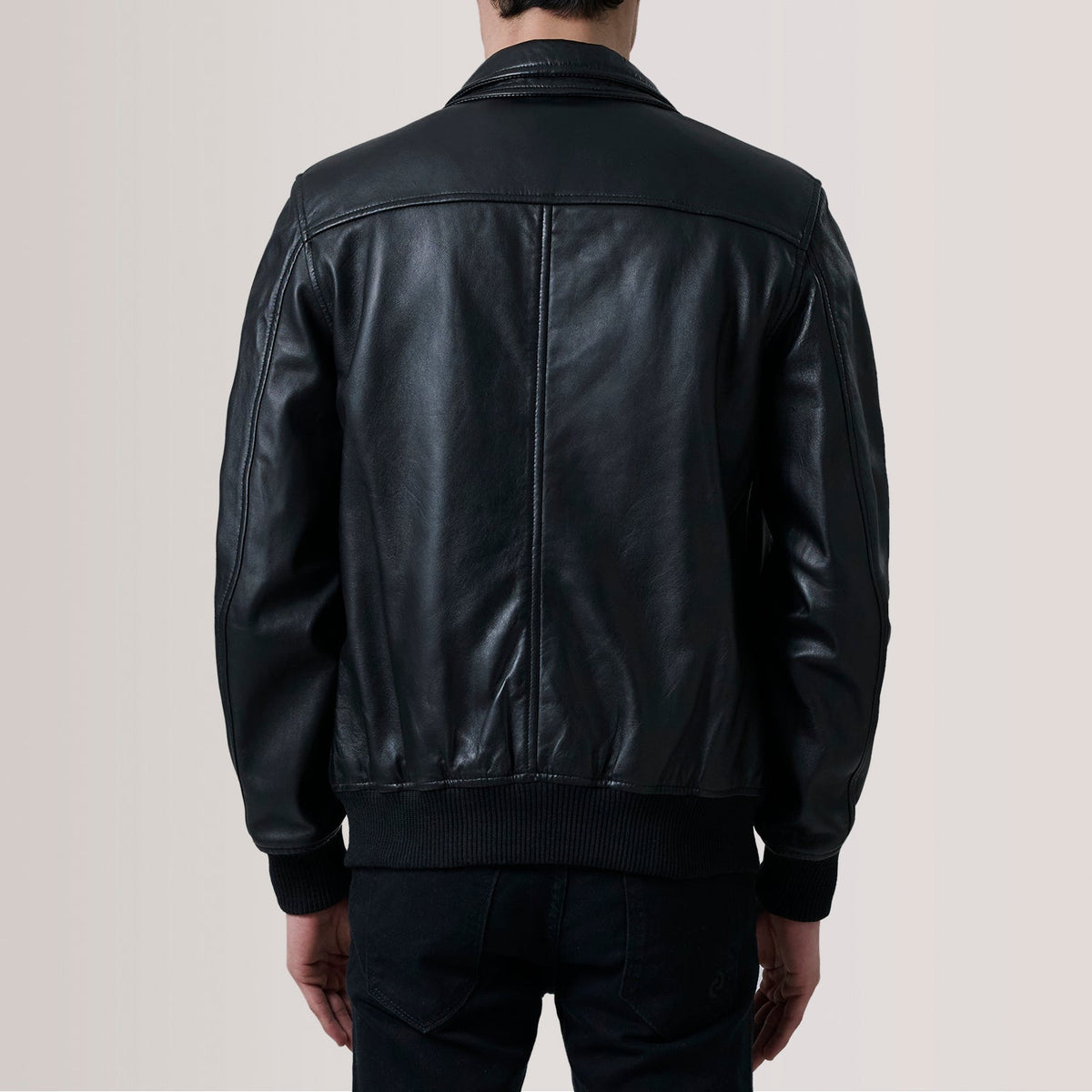 
Detailansicht of Classic Collar & Zipper Hardware on Lester Braun Suede Leder-Bomberjacke für Herren For Men