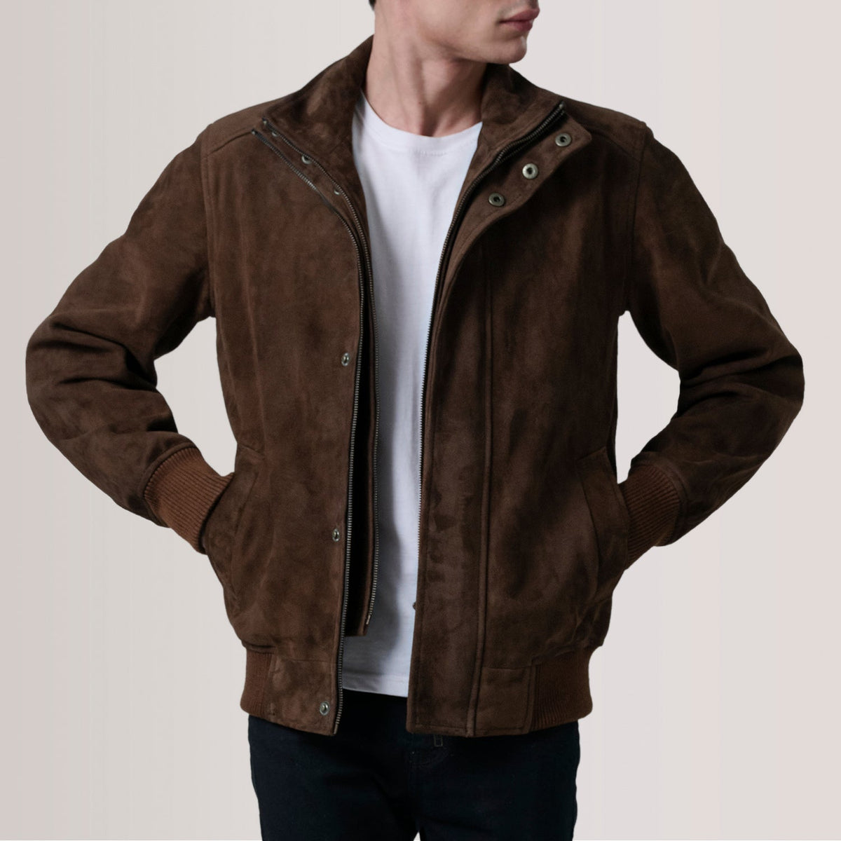 
Tailored Rib Cuffs & Hem Craftsmanship Construction Detail on Lester Braun Suede Leder-Bomberjacke für Herren For Men
