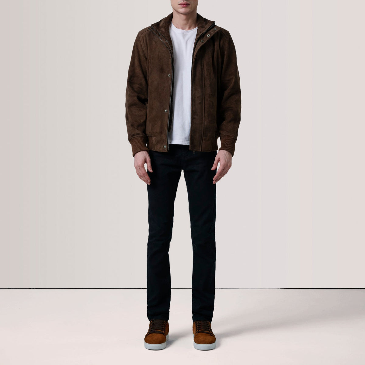 
Passform-Perspektive von Lester Braun Suede Leder-Bomberjacke für Herren For Men am Model - Natürlicher Faltenwurf im Tageslicht