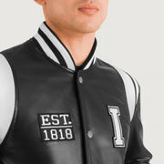 Detailansicht of Varsity &amp; Snap Button Hardware on Liberte Illinois Schwarz Leather Varsity Lederjacke für Herren