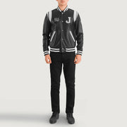 
Liberte New Jersey Schwarz Leather Varsity Lederjacke für Herren - Seitenansicht mit ergonomischem Ärmelschnitt & sportlicher Passform