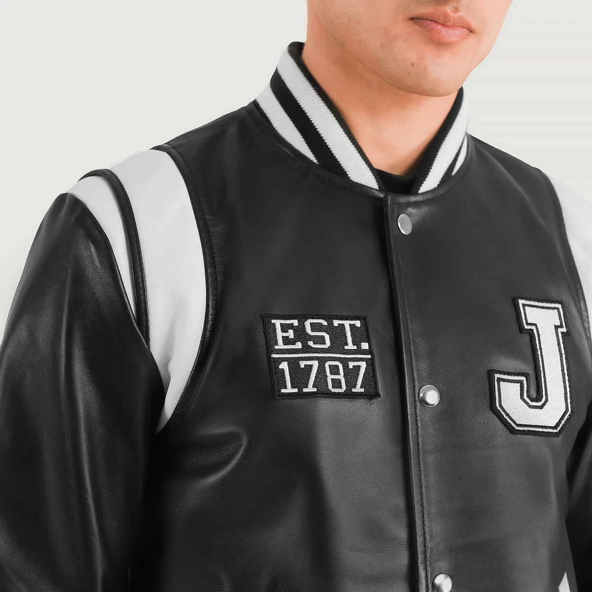 
Detailansicht of Varsity & Snap Button Hardware on Liberte New Jersey Schwarz Leather Varsity Lederjacke für Herren