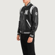 
Liberte New York Schwarz Leather Varsity Lederjacke für Herren - Rückansicht mit passgenauen Schultern & sauberem Saum