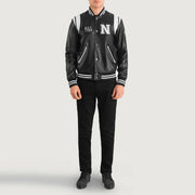 
Liberte New York Schwarz Leather Varsity Lederjacke für Herren - Seitenansicht mit ergonomischem Ärmelschnitt & sportlicher Passform