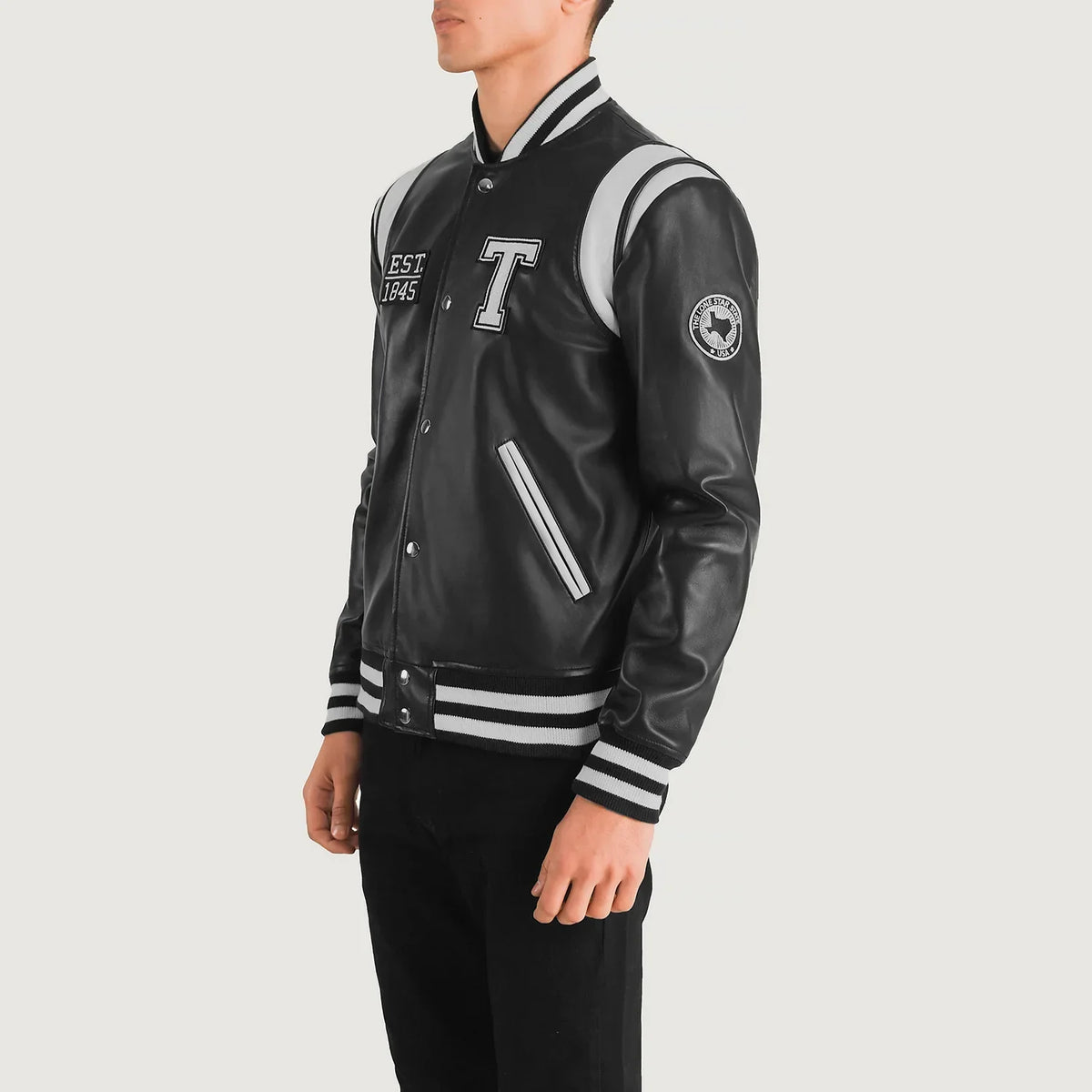 Black &amp; White Sheepskin Leather Varsity Jacket - Rückansicht mit passgenauen Schultern &amp; sauberem Saum