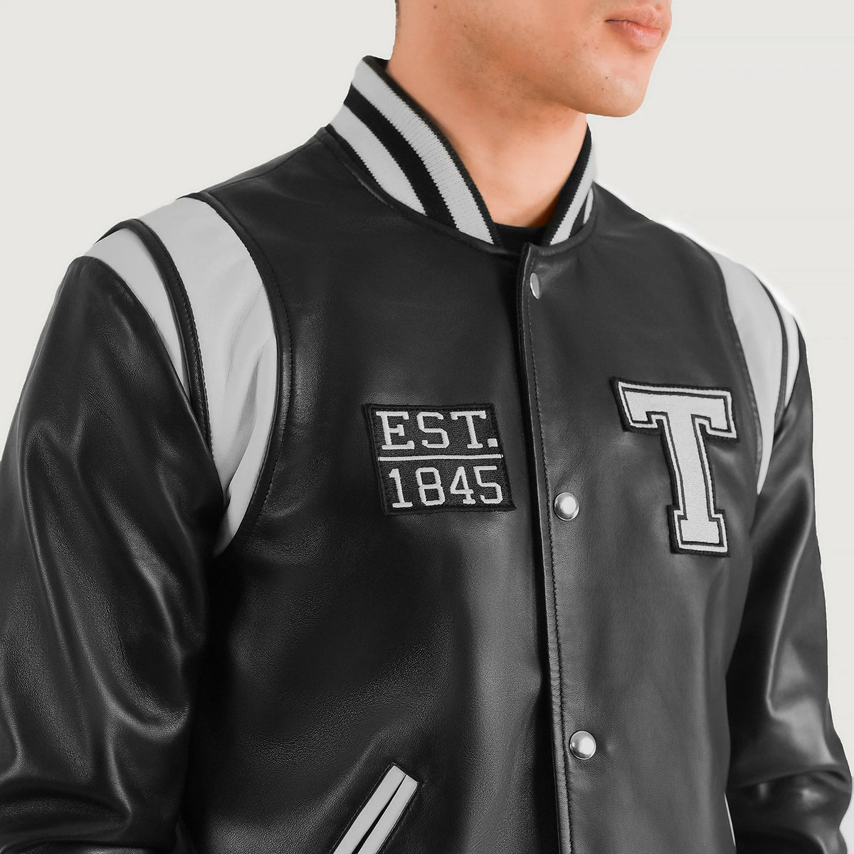 Detailansicht of Varsity &amp; Snap Button Hardware on Liberte Texas Schwarz Leather Varsity Lederjacke für Herren
