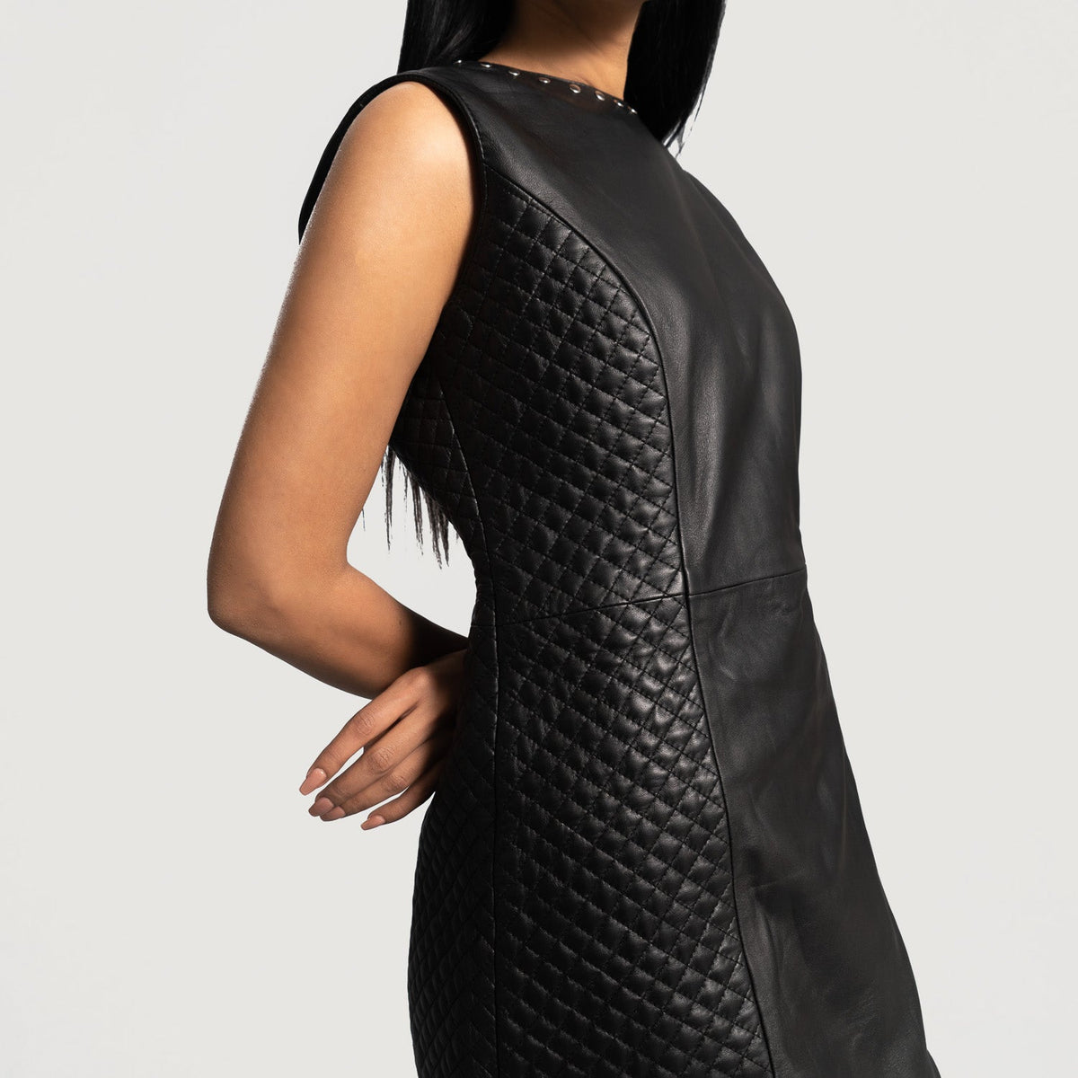 Detailansicht of Classic Collar &amp; Zipper on back Hardware on Women's Luxe Schwarz Leather Dress für Damen