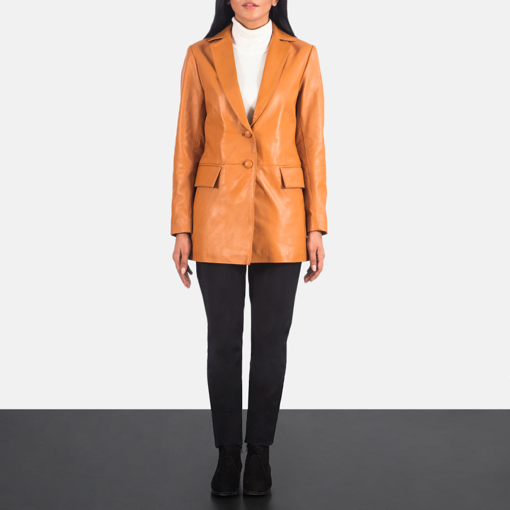 Women's Marilyn Tan Brown Leather Blazer - Seitenansicht mit ergonomischem Ärmelschnitt