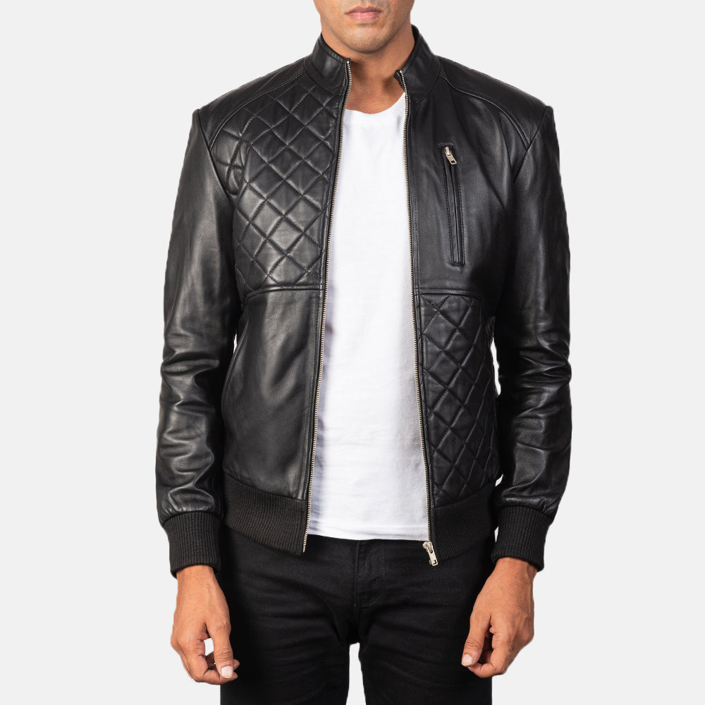 Moda Black Leather Bomber Jacket in Black Sheepskin Leather - Vorderansicht &amp; maßgeschneiderte Silhouette | Online Kaufen