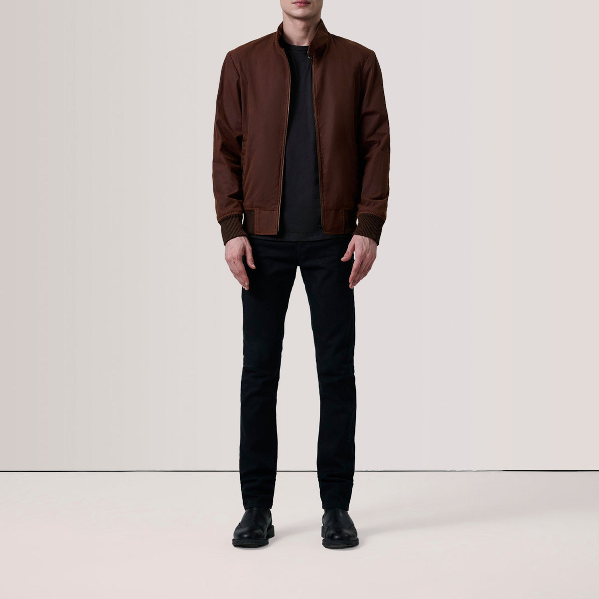 Brown Waxed Cotton Canvas Bomber Jacket - Rückansicht mit passgenauen Schultern &amp; sauberem Saum