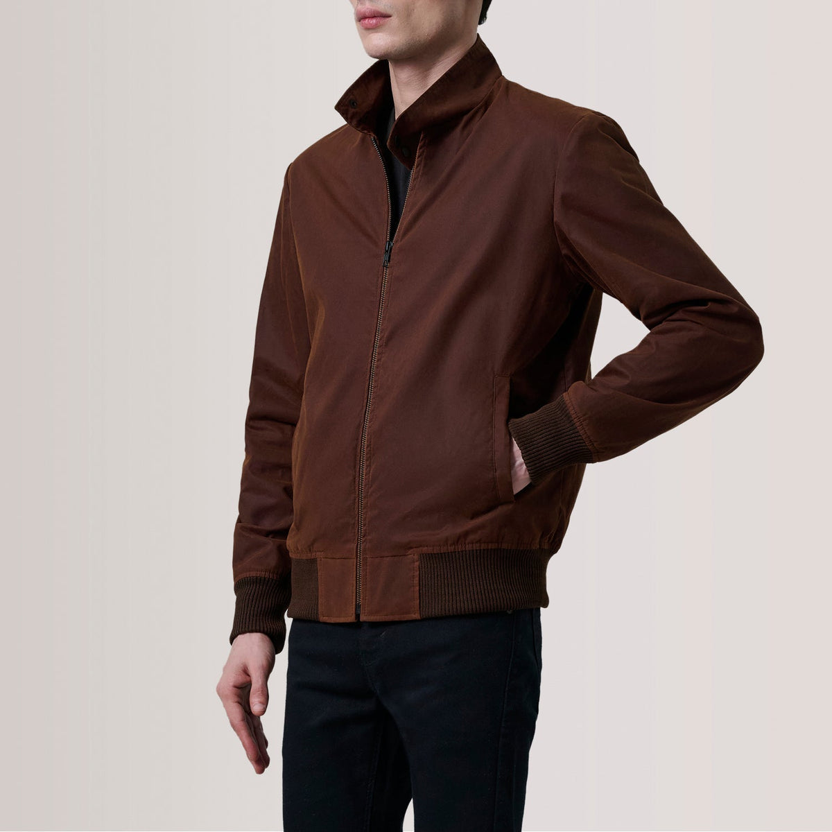 Morrison Braun Canvas Leder-Bomberjacke für Herren For Men - Seitenansicht mit ergonomischem Ärmelschnitt