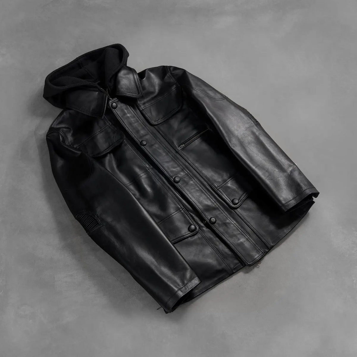 Zipper &amp; Hem Craftsmanship Construction Detail on Men's Moulder Hooded Schwarz Lederjacke für Herren