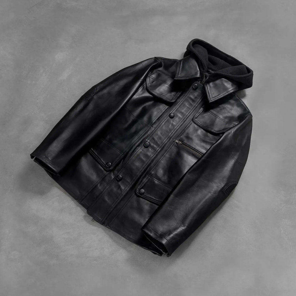 Styled Fit Perspective of Men's Moulder Hooded Schwarz Lederjacke für Herren on Model - Natural Daylight Drape