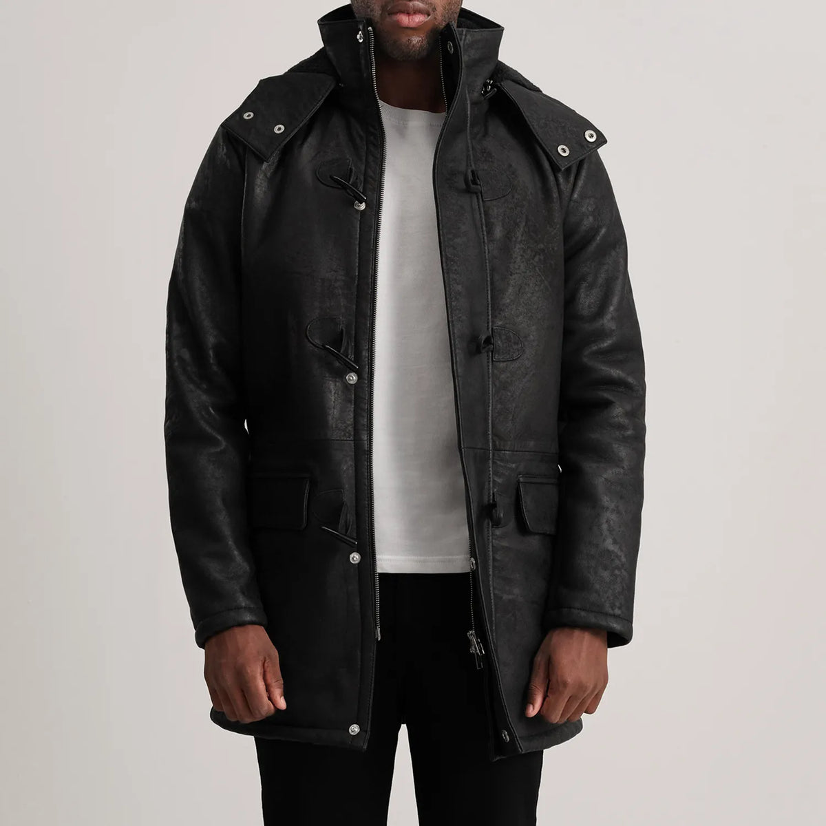Nolan Black Snuffed Leather Duffle Coat in Distressed Black Sheepskin Snuffed - Vorderansicht &amp; maßgeschneiderte Silhouette | Online Kaufen