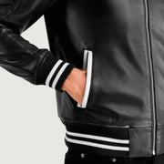 Pascal Schwarz Leather Varsity Lederjacke für Herren - Seitenansicht mit ergonomischem Ärmelschnitt