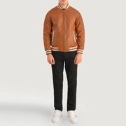 Pascal Hellbraun Braun Leather Varsity Lederjacke für Herren - Seitenansicht mit ergonomischem Ärmelschnitt
