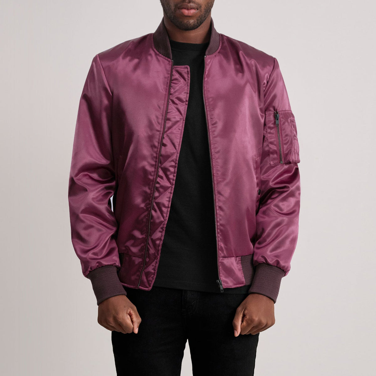 Quinton MA-1 Kastanienbraun Leder-Bomberjacke für Herren - Seitenansicht mit ergonomischem Ärmelschnitt