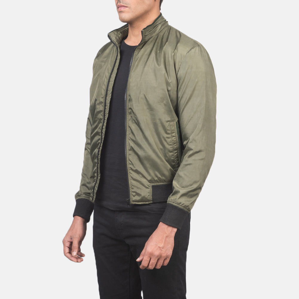 
Green Nylon Bomber Jacket - Rückansicht mit passgenauen Schultern & sauberem Saum