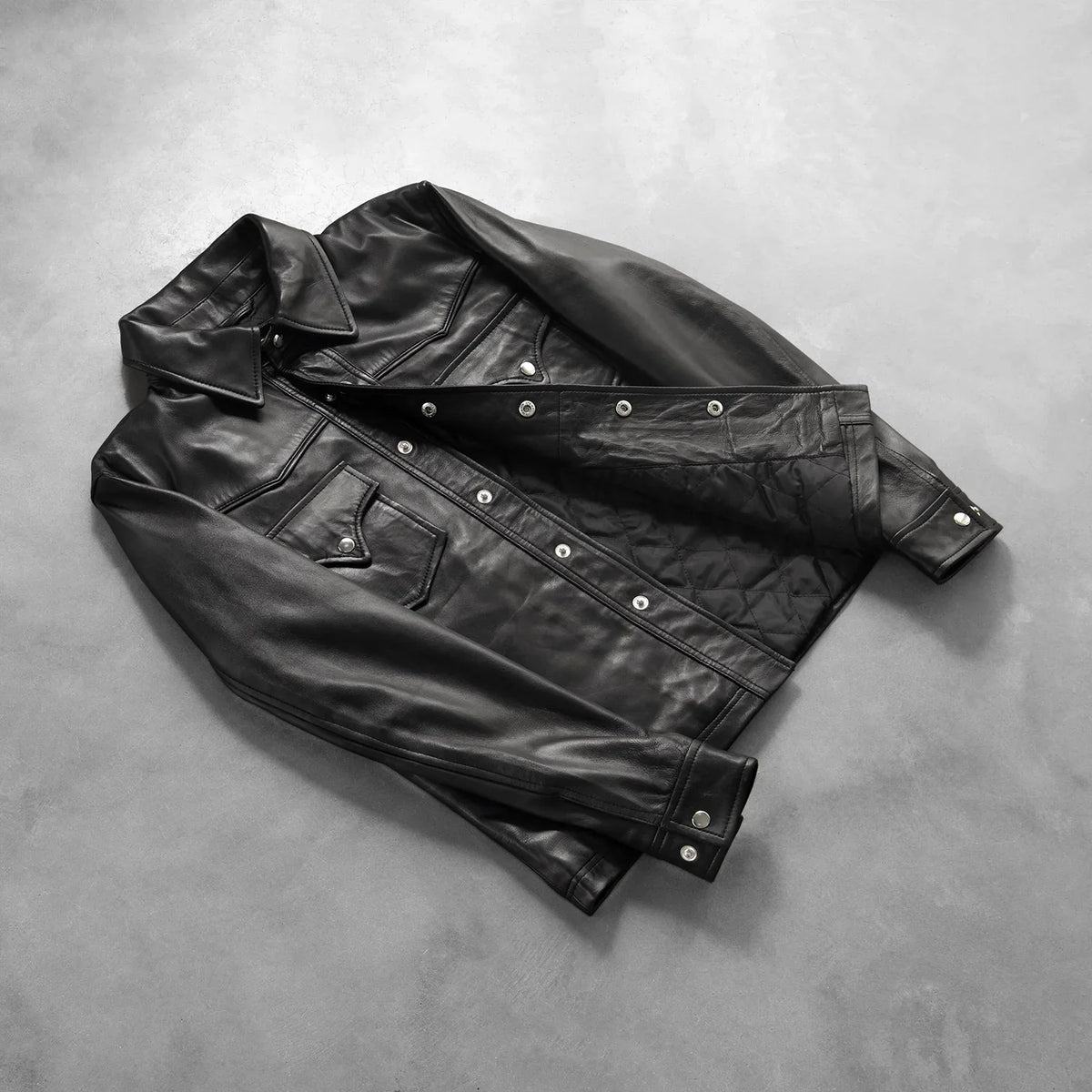 Button &amp; Hem Craftsmanship Construction Detail on Men's Ranchson Schwarz Leather Shirt für Herren