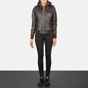 Women's Roslyn Brown Hooded Leather Bomber Jacket - Seitenansicht mit ergonomischem Ärmelschnitt