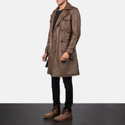 
Mocha Brown Calfskin Leather Trench Coat - Rückansicht mit passgenauen Schultern & sauberem Saum